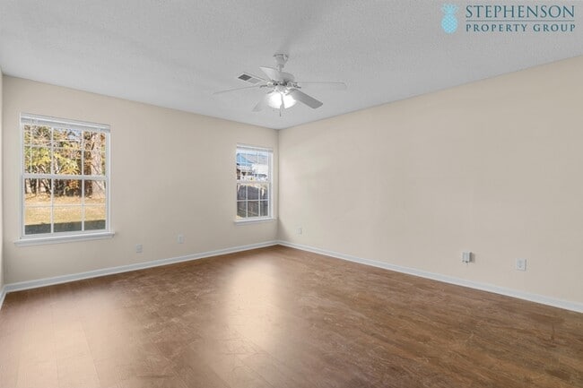 Building Photo - Fully Remodeled in Nov 2025!