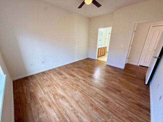 Building Photo - MUST SEE 2 Bed/2 Bath Condo in the Lakeshore at Centerra!