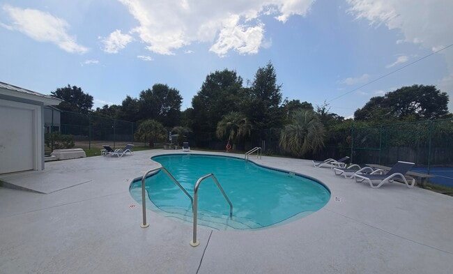 Building Photo - 7720 Lola Cir