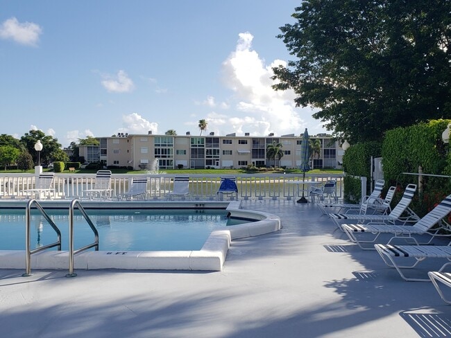 Building Photo - 2615 Garden Dr N