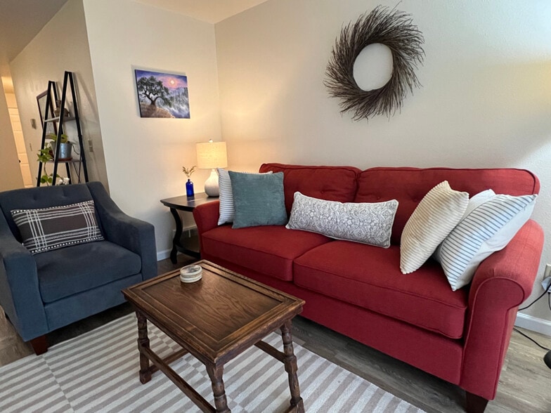 Building Photo - 376 Catron St N