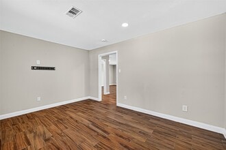Building Photo - 9225 Ashville Dr