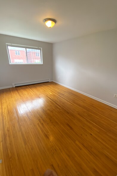 Building Photo - 815 Throggs Neck Expy
