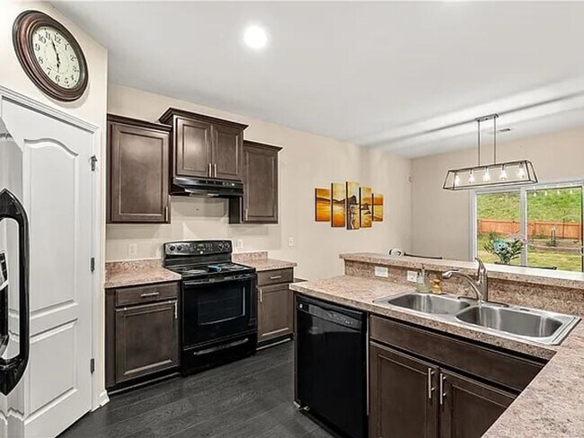 Building Photo - Beautiful 4BR/3BA Home in the Desirable Po...