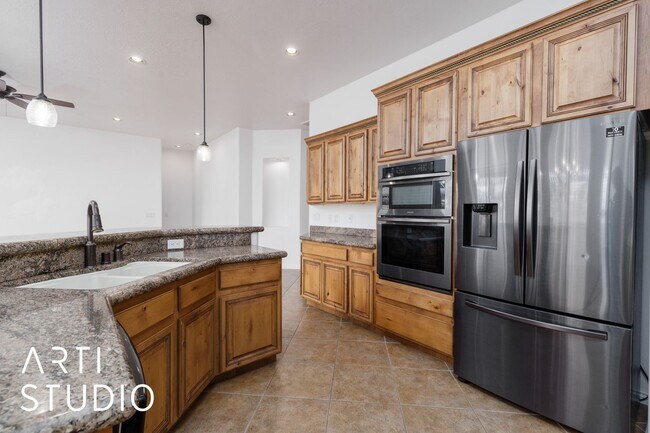 Building Photo - Beautiful 2-bedroom 2-bathroom and 2-car garage located in a gated community