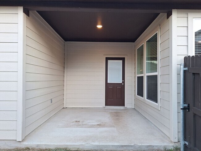 Building Photo - Stunning Duplex in Emma Park