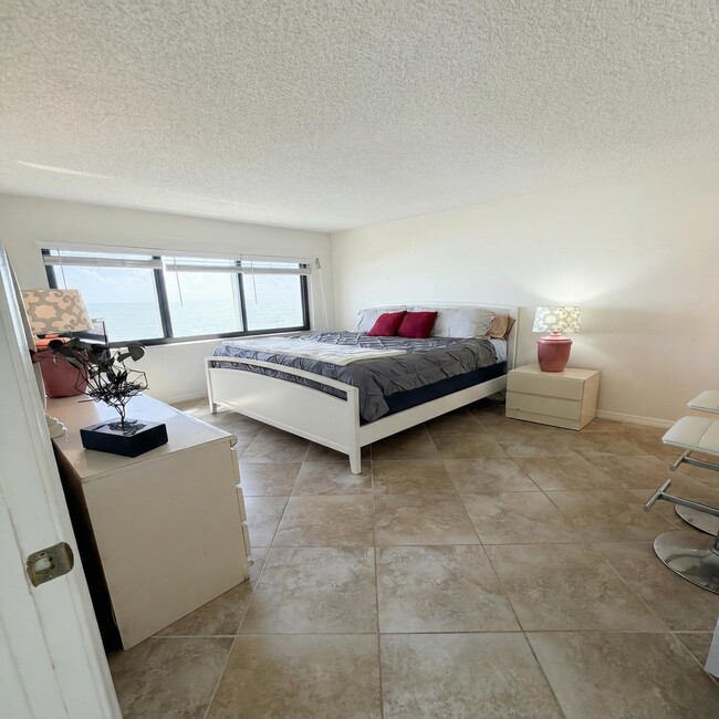 Building Photo - 4250 N Hwy A1A