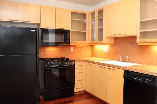 Building Photo - Beautiful Tanner Place 1-Bedroom Condo in ...