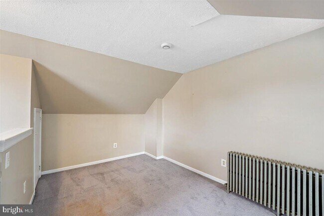 Building Photo - 528 E Elm St