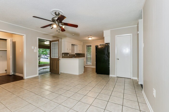 Building Photo - 8707 Oakhaven Dr