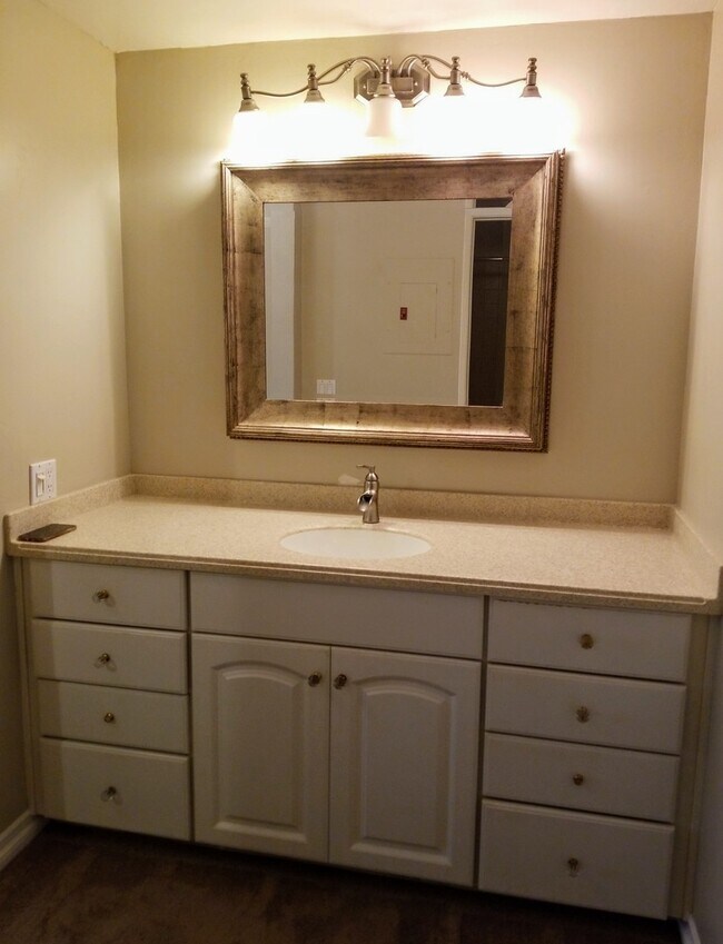 Building Photo - $2595. Marina District upgraded 1bd 1ba with balcony 735 sq ft