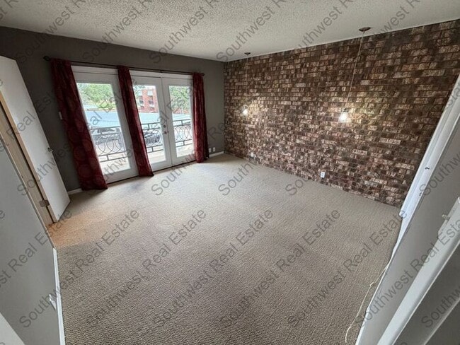 Building Photo - 2 Bed 2.5 Bath Condo on the golf course!