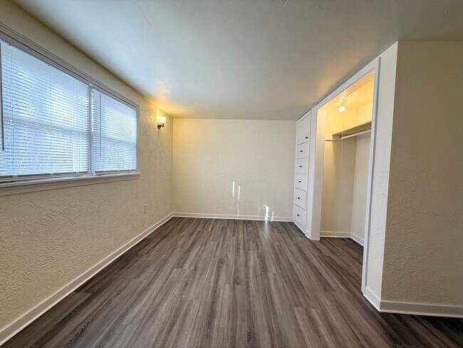 Building Photo - Updated 2BR townhouse with office now available!