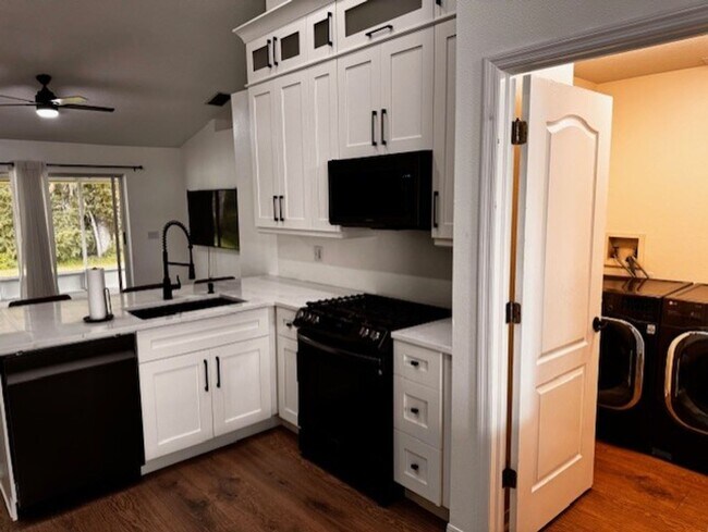 Building Photo - Beautiful 3 bedroom 2 bathroom home availa...