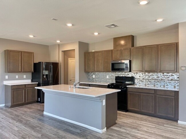 Building Photo - Gorgeous 2 Story Townhome Ready in Gated C...