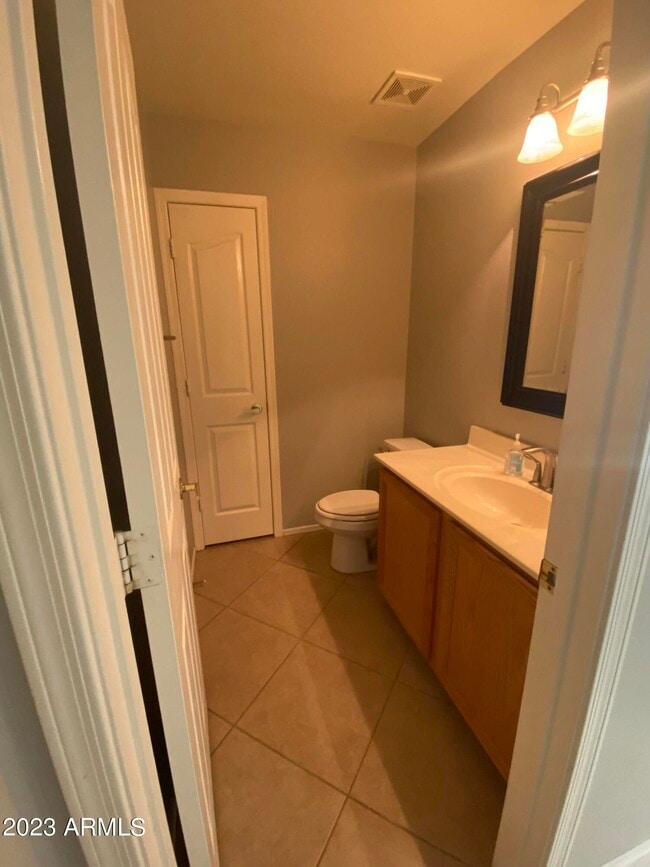 Building Photo - 2331 W Toledo Pl