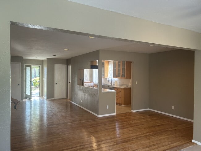 Building Photo - 137 Las Flores Ave