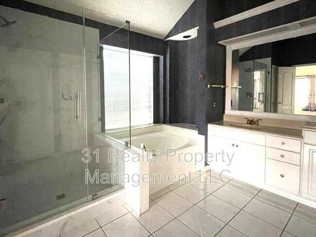 Building Photo - 1307 Edinboro Ln