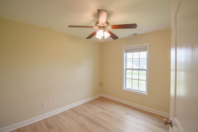 Building Photo - 3 Bedroom 2 Bathroom with Garage