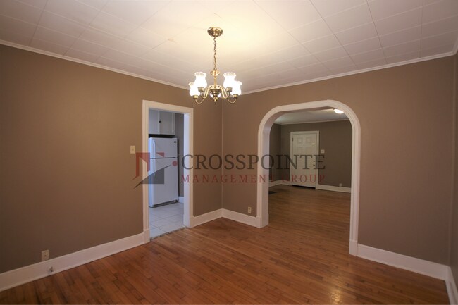 Building Photo - 2 bedroom 1 bath Triplex in central Tyler!