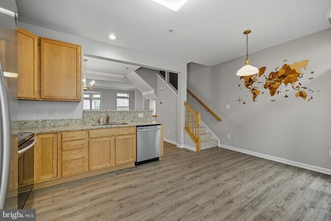 Building Photo - 2714 Manhattan Pl