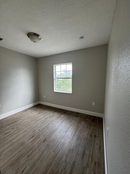 Building Photo - 2420 Edwin St NE