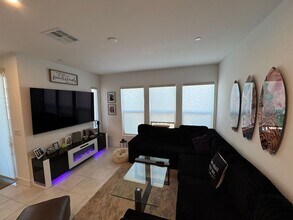 Building Photo - Modern Furnished 3 Bedroom Townhome in Pri...