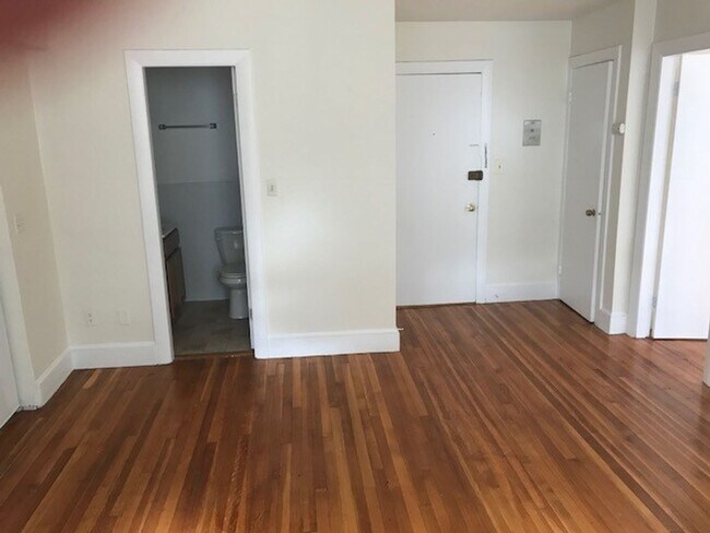 Building Photo - No brokers Fee, No Security Deposit,  Heat...