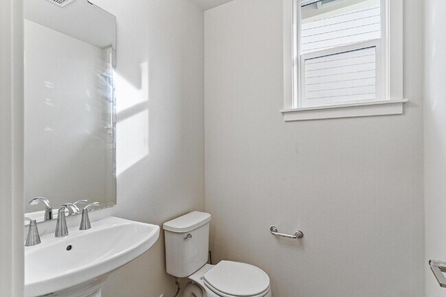 Building Photo - Bueaitful 4 bedroom home with 1 bed 1 bath MIL!