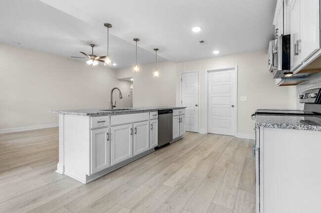 Building Photo - 3 Bedroom 3 Bath Home For Rent Near Post!