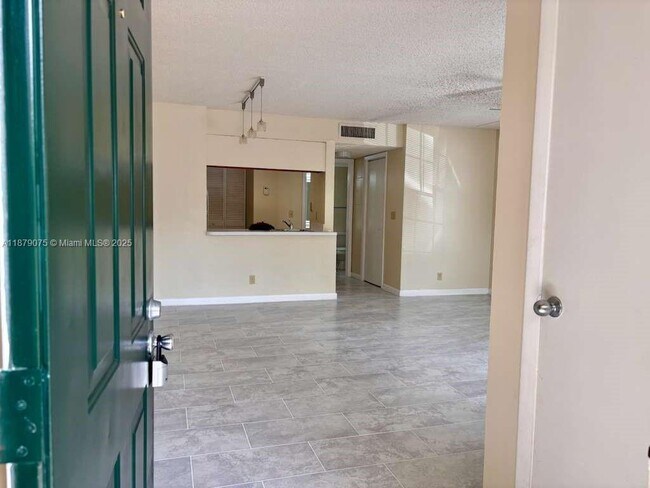 Building Photo - 6340 La Costa Dr