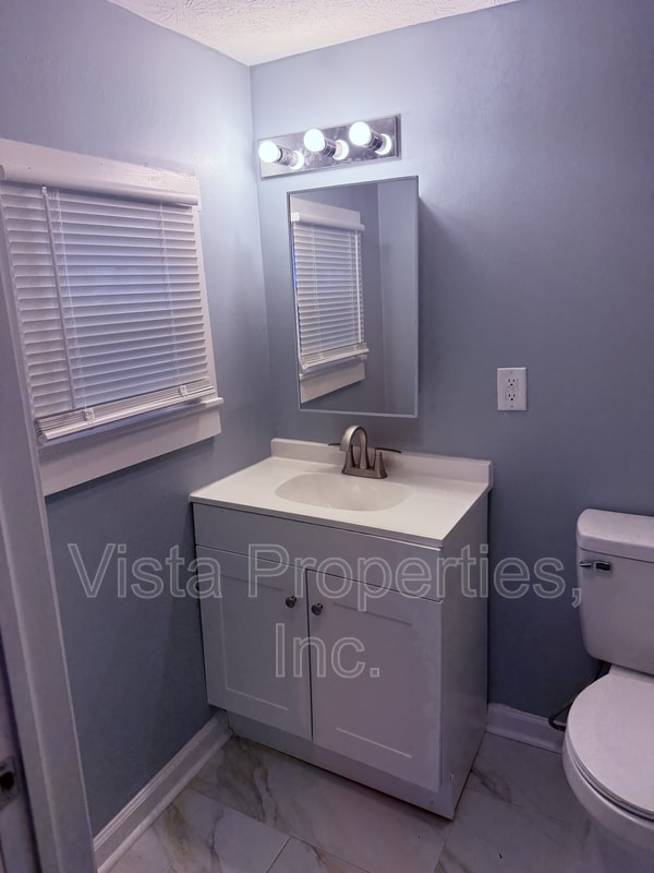 Building Photo - 538 University Ave