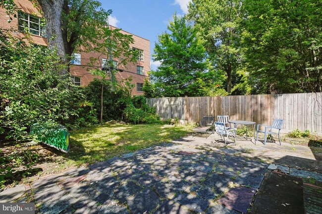 Building Photo - 904 N Ivy St