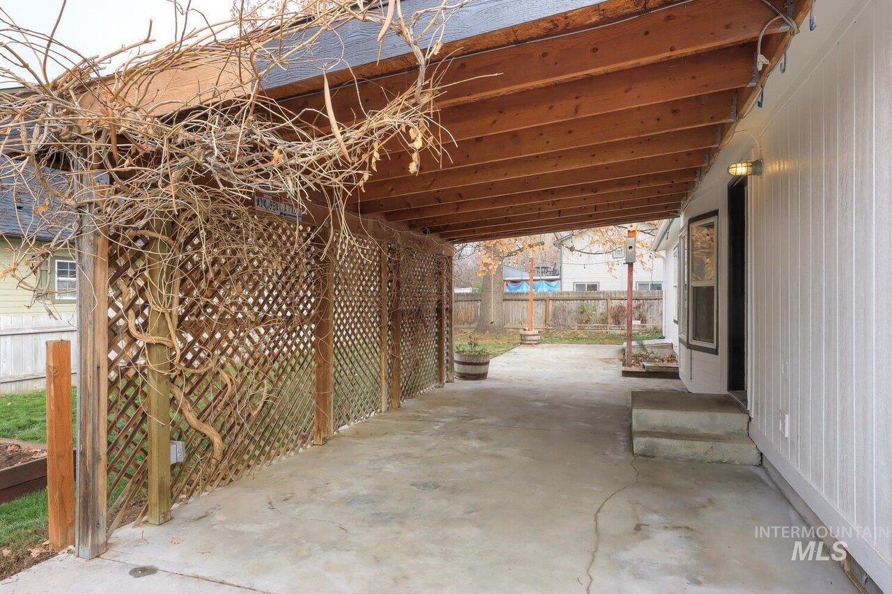 Building Photo - 2107 S Phillippi St