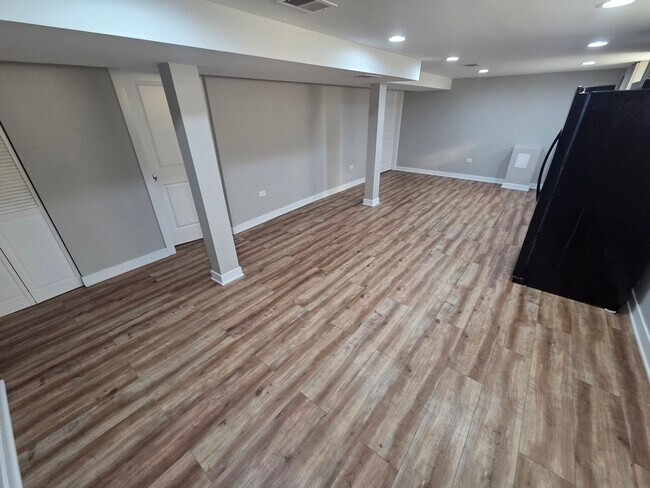 Building Photo - 4600 S La Crosse Ave