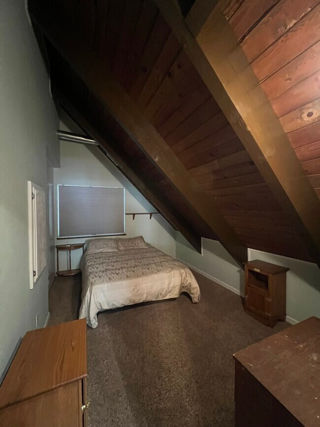 Building Photo - 933 Edgewood Cir