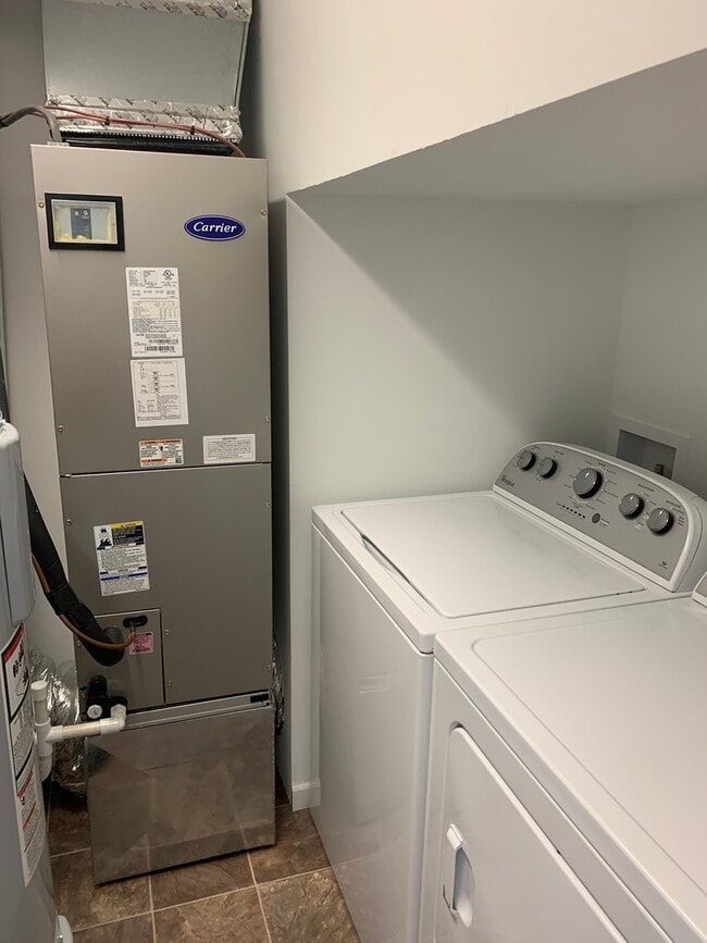 Building Photo - 3 BR 2.5 Bath Townhouse