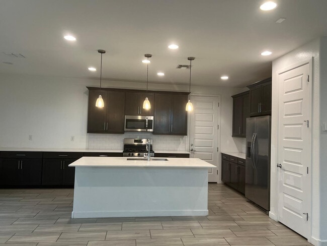 Building Photo - 9922 E Tahoe Ave