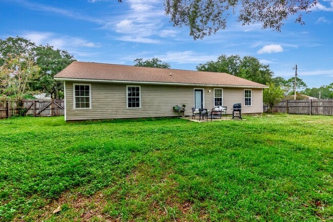 Building Photo - 3 Bedroom in Navarre! Move In $200 off 1st...