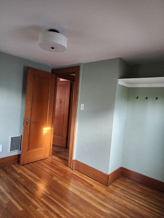 Building Photo - STUNNING 3 BEDROOM SINGLE FAMILY