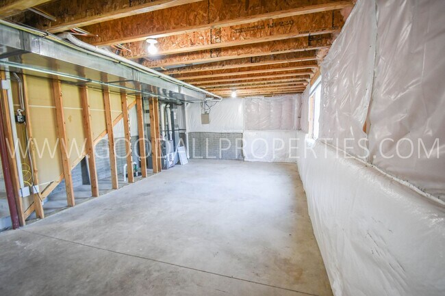 Building Photo - 3 bed 2.5 bath Single Family Home with fenced in yard in Urbandale within the Waukee School District