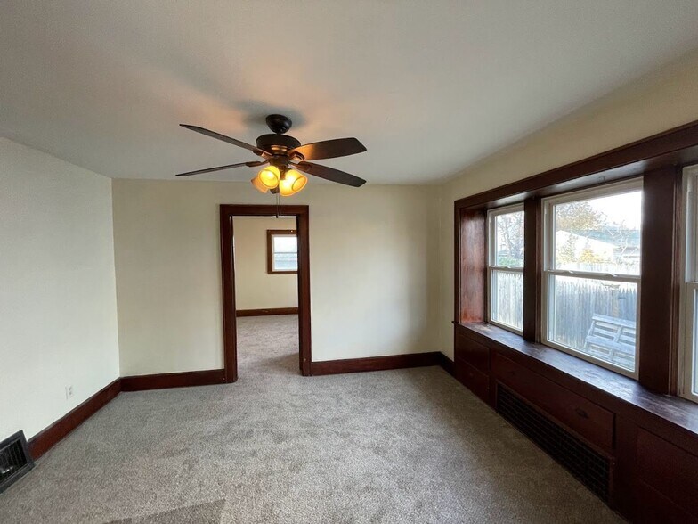 Building Photo - 1172 Tulip St