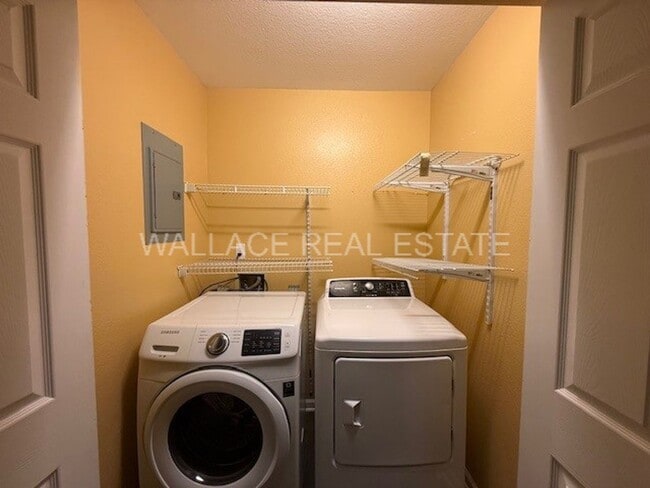 Building Photo - UPDATED 2 BEDROOM CONDO IN ADMIRAL BEND!!