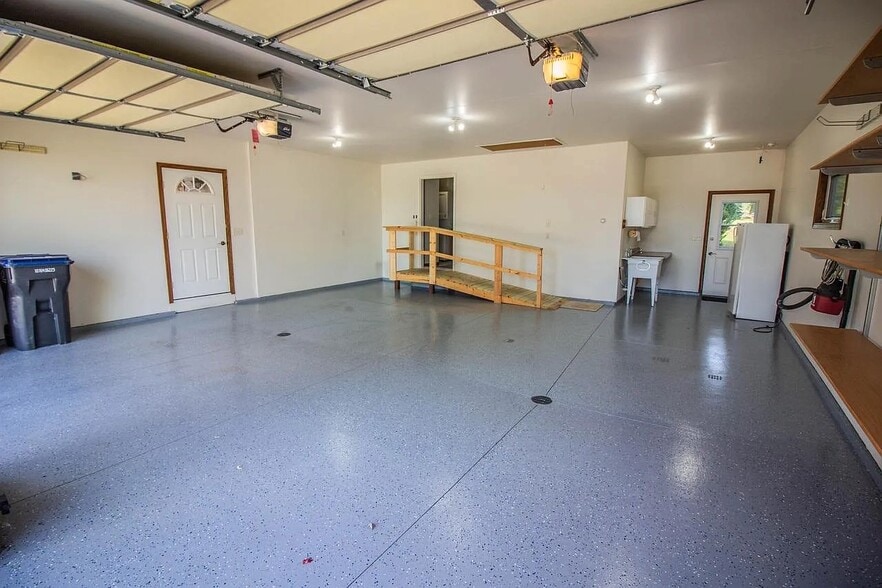 Garage - 144 N Pleasant View Rd