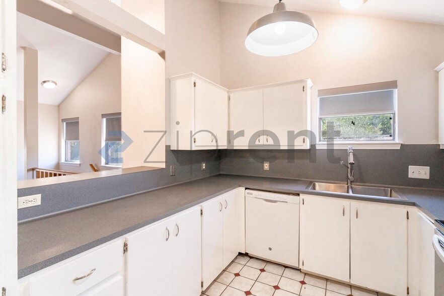 Building Photo - Unit B