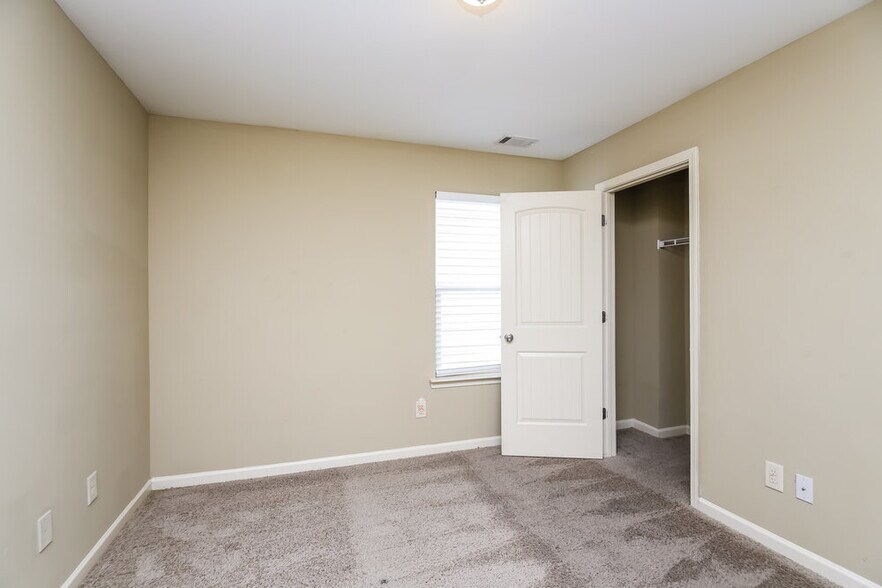 Building Photo - 466 Hill Crest Cir
