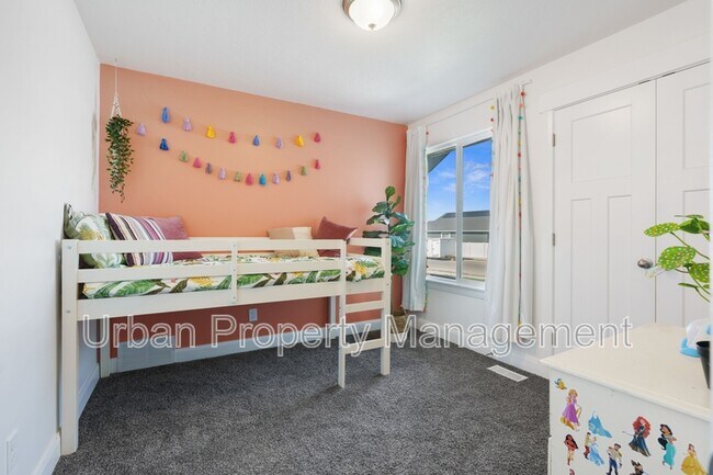 Building Photo - 4082 N Poplar Dr