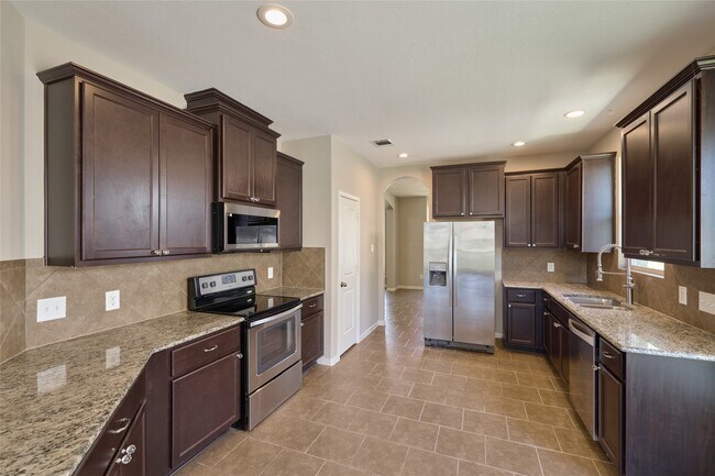 Building Photo - 12635 Lakeshore Dr