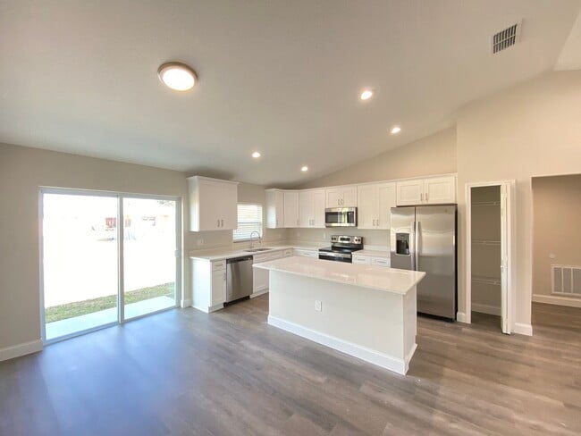 Building Photo - Desirable SW Ocala Neighborhood, 3/2/2 **W...