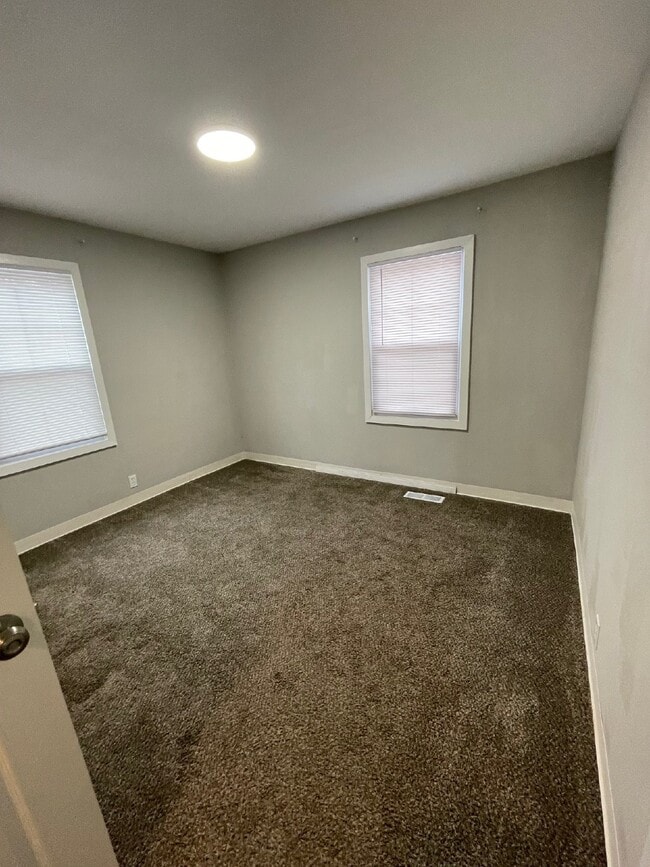 Building Photo - Section 8 approved! Pet friendly! Off Stre...